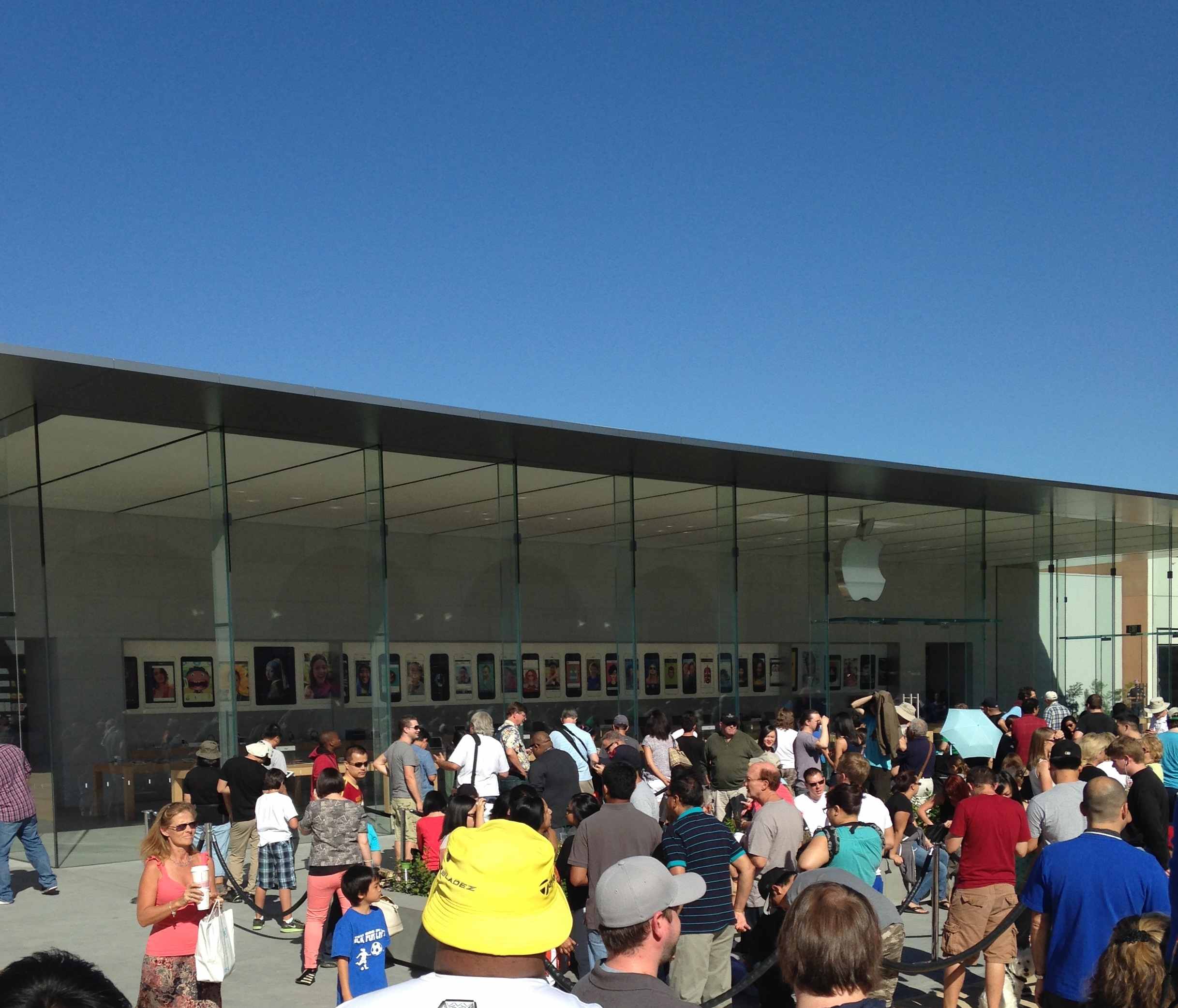 Apple Store at Stanford University just before opening.