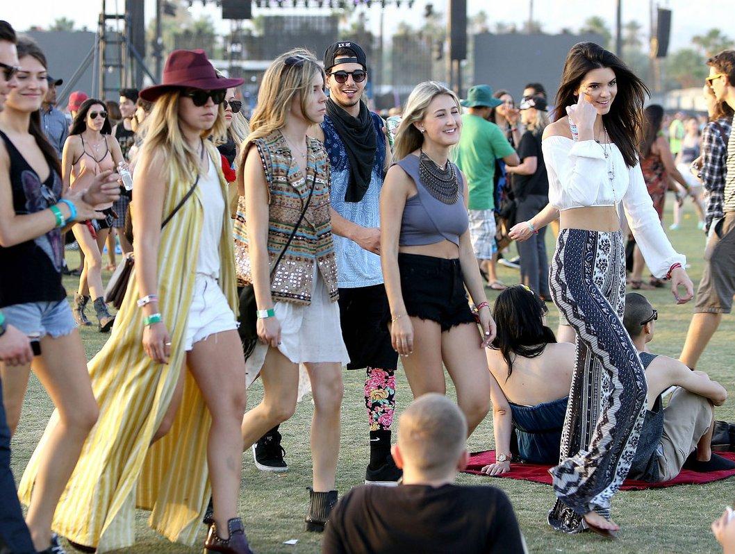 High waisted shorts, palazzo pants, vests and flowy fabrics are key to ‘70s fashion, as Kendall Jenner and her friends demonstrate.