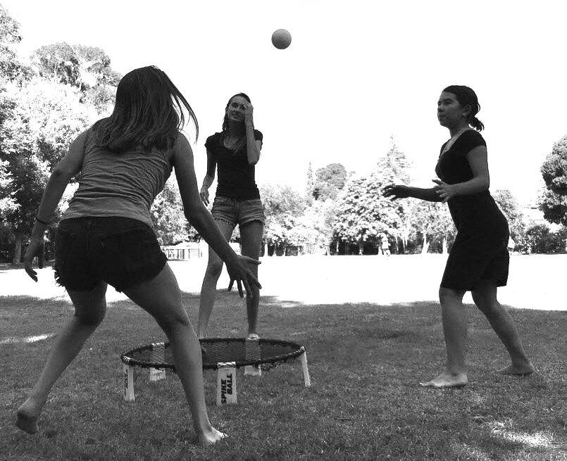 Spikeball trend at Paly creates sense of community among students