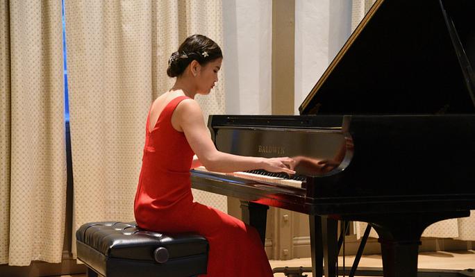 Samantha Yamashita playing the piano
