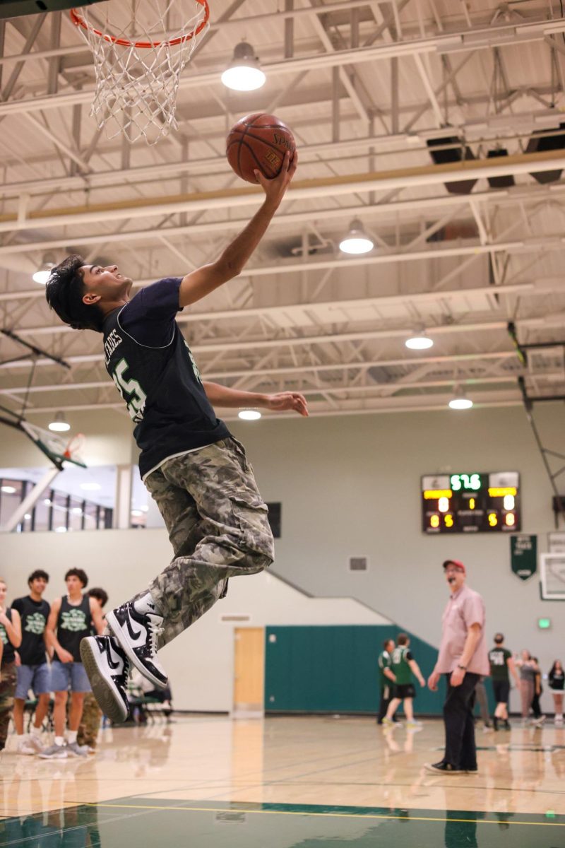 Seniors win 25-20 against staff at Winter Rally basketball game