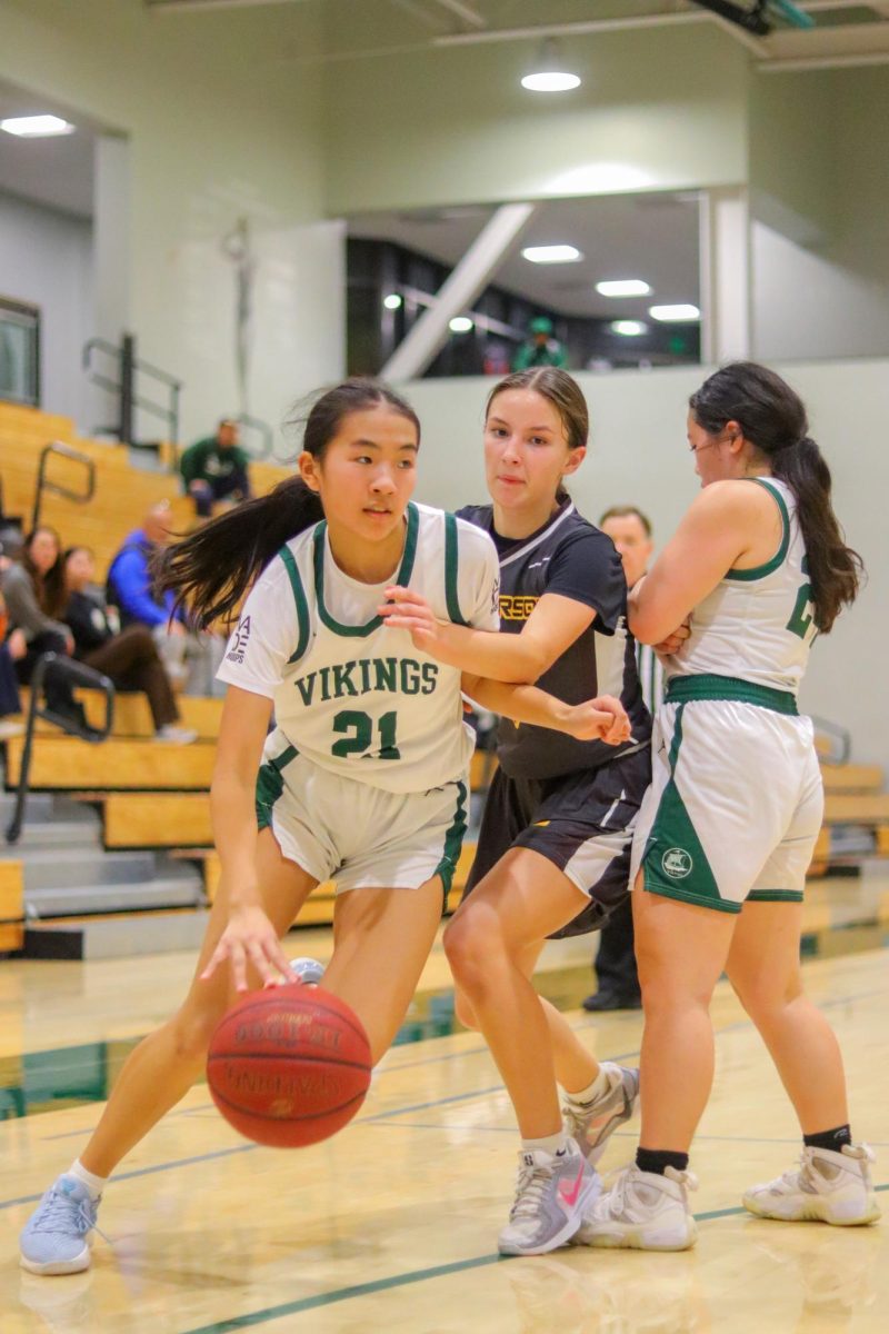 Girls Basketball beats Gunderson 63-25