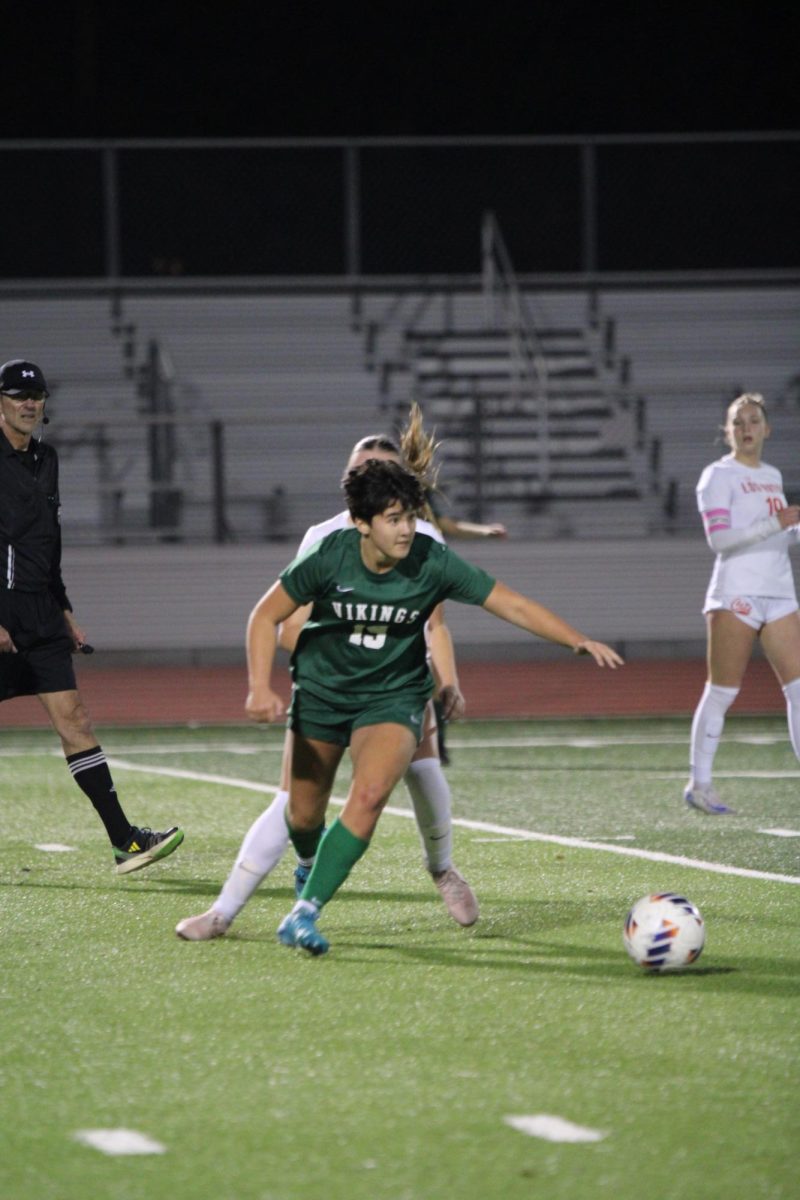 Junior Zoe Quinlan goes for the ball in a heated match against Los Gatos. The girls varsity soccer team tied the game 2-2. “ I thought we played the best we have this season,” Quinlan said, “We played Los Gatos the same week as LA which are the two best teams in the league and earlier that week we had an unfortunate loss against Los Altos and we all wanted to bounce back from that loss and we did.”