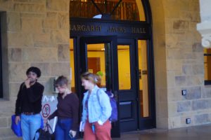 INTERDISCIPLINARY SURGE: Students walk past Margaret Jacks Hall, the administrative hub of Symbolic Systems. The program is scheduled to move its headquarters to the new Computing and Data Science Building soon. “We are now in the top five majors at Stanford,” Program Director Michael Frank said. “We’ve experienced tremendous growth over the past ten years.”