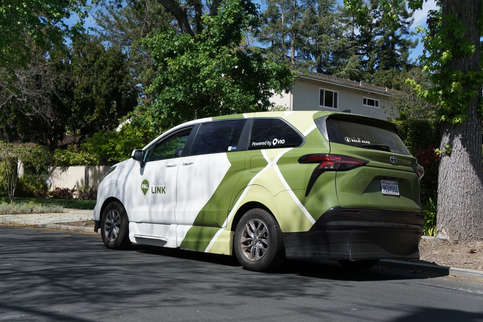 A Palo Alto Link vehicle pauses on Waverley Avenue to pick up a rider for the city’s shared transit service. The Palo Alto Link runs Monday to Friday from 7 a.m. to 7 p.m. for adults and
teens with discounts for senior, disabled and low-income riders. “The City had previously had an interest in exploring a kind of on-demand service, so the Palo Alto link provided that after
the shuttle service stopped,” Palo Alto Chief of Transportation Ria Hutabarat Lo said.